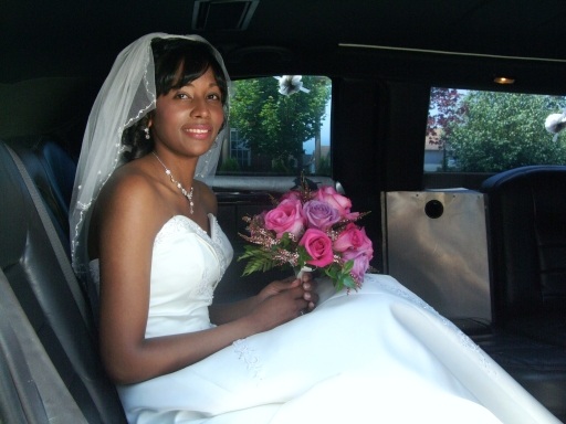 bride-inside-limo-holding-bouquet-pink-roses