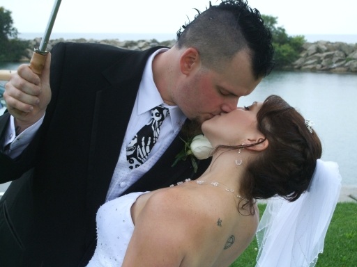 married-couple-kissing-misfits-crimson-ghost-tie-umbrella